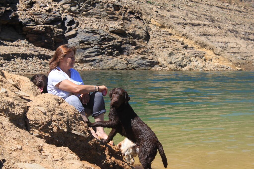 Rosaria e labrador al lago