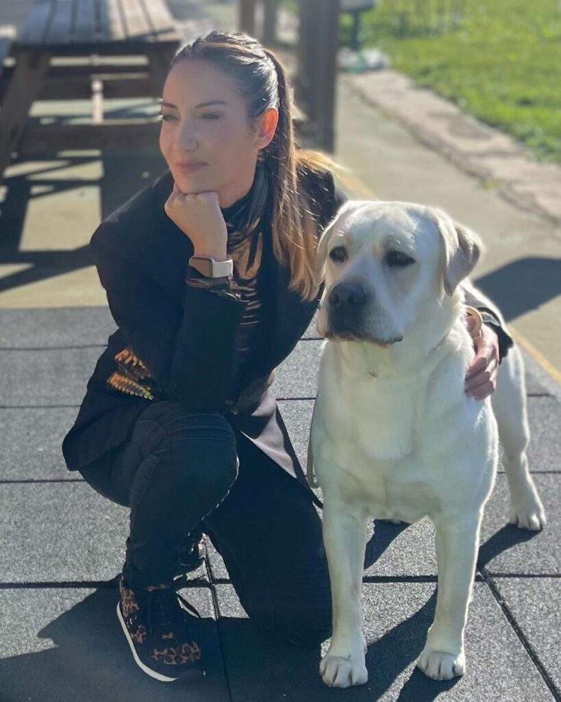 Alessandra con un labrador miele